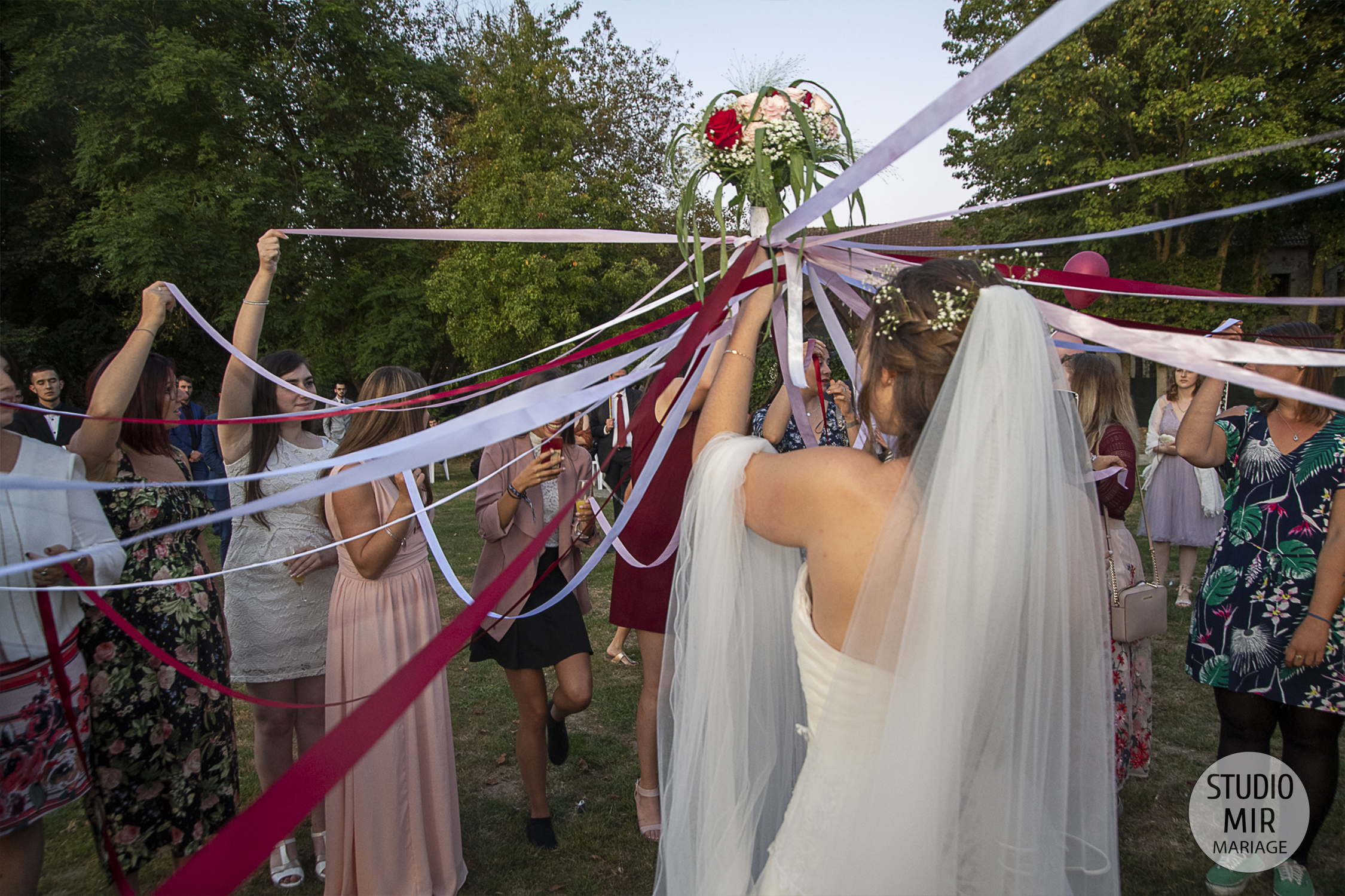 Photographe de mariage : lancer de bouquet en Ile-de-France